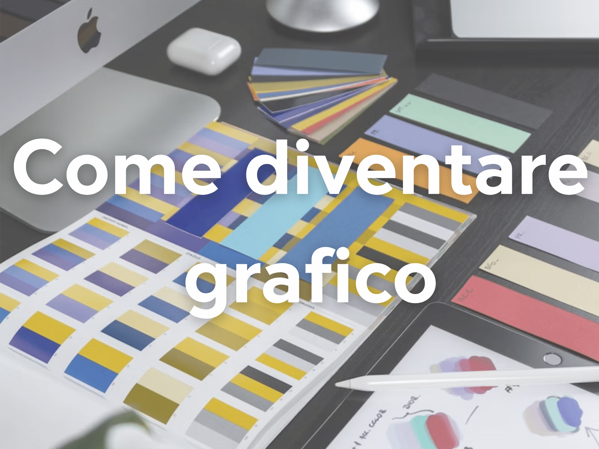 Designer grafico al lavoro con computer e tavoletta grafica